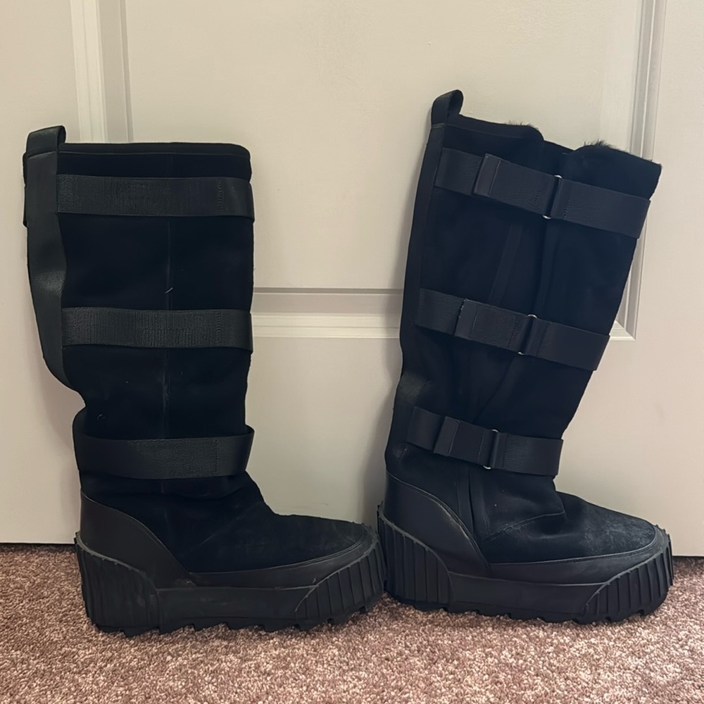 United Nude, Suede exterior, fur interior, 1.5” platform. Like new. Sz 39z